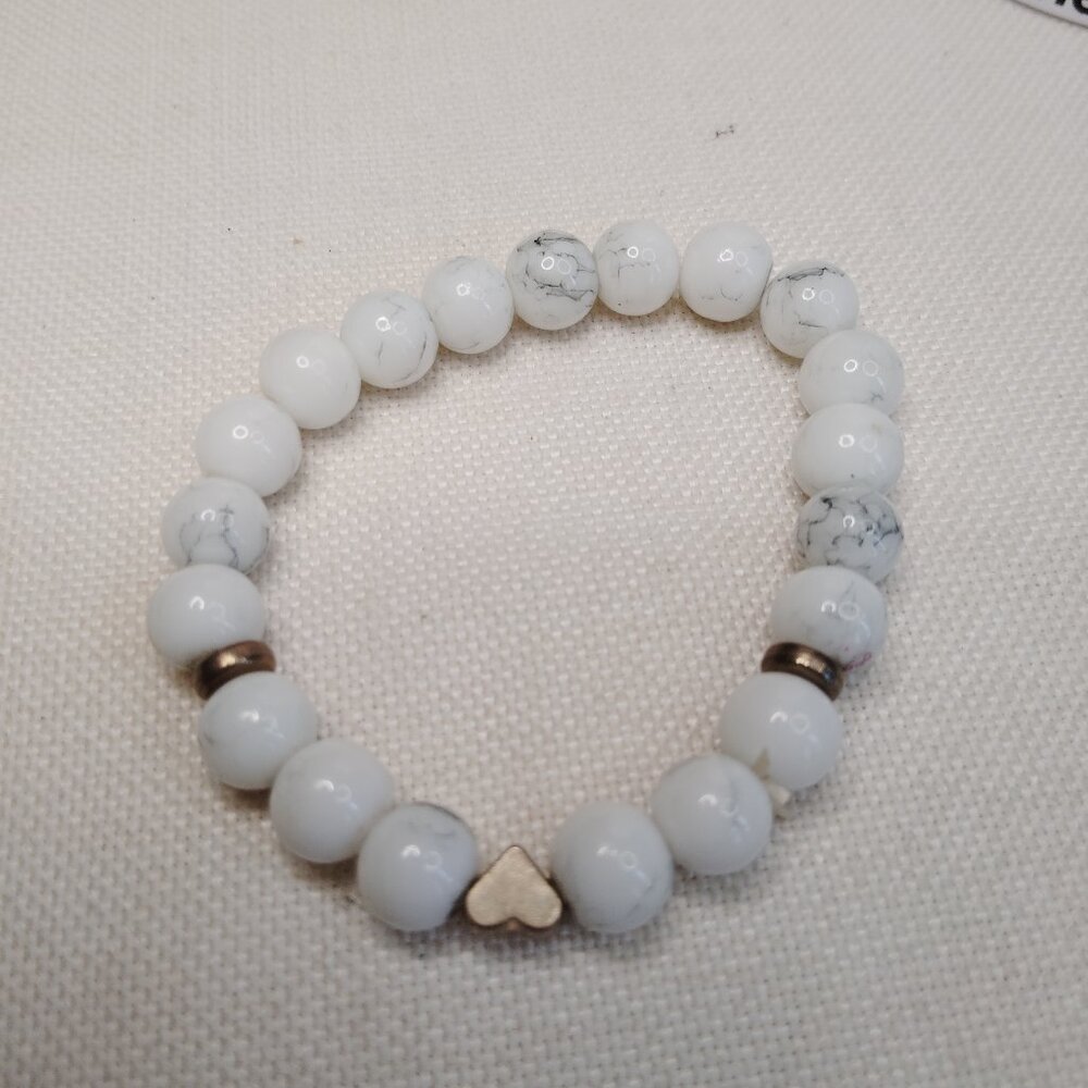 Howlite Stretch Bracelet White Stone Beads Gold Tone Heart Charm